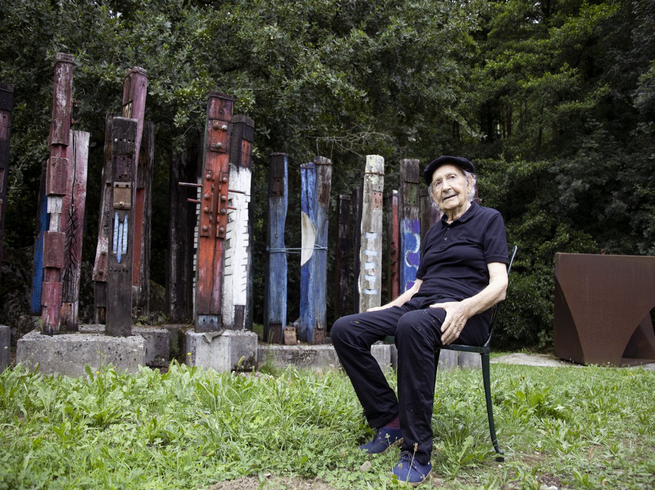 Agustín Ibarrola en su obra El Bosque de Oma.