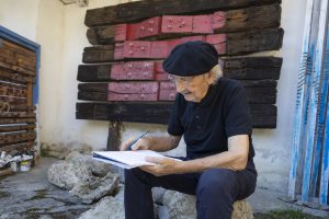 Agustín Ibarrola ha desarrollado un lenguaje artístico propio dialogando con la naturaleza.