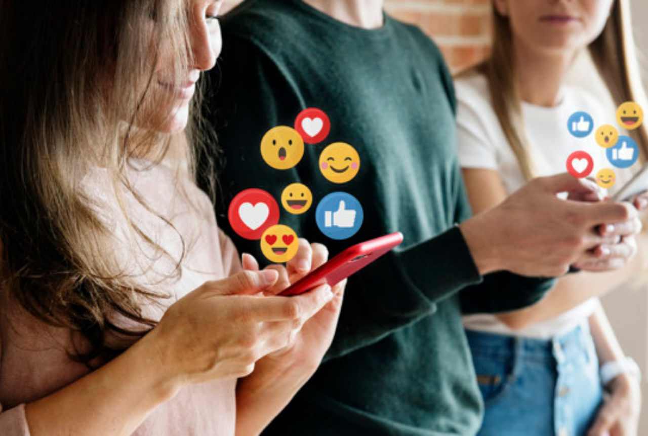 Chica utilizando su teléfono móvil para utilizar las Redes Sociales.