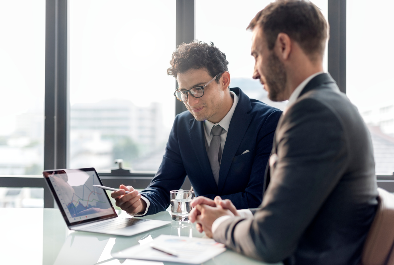 Hombres de negocios trabajando. 