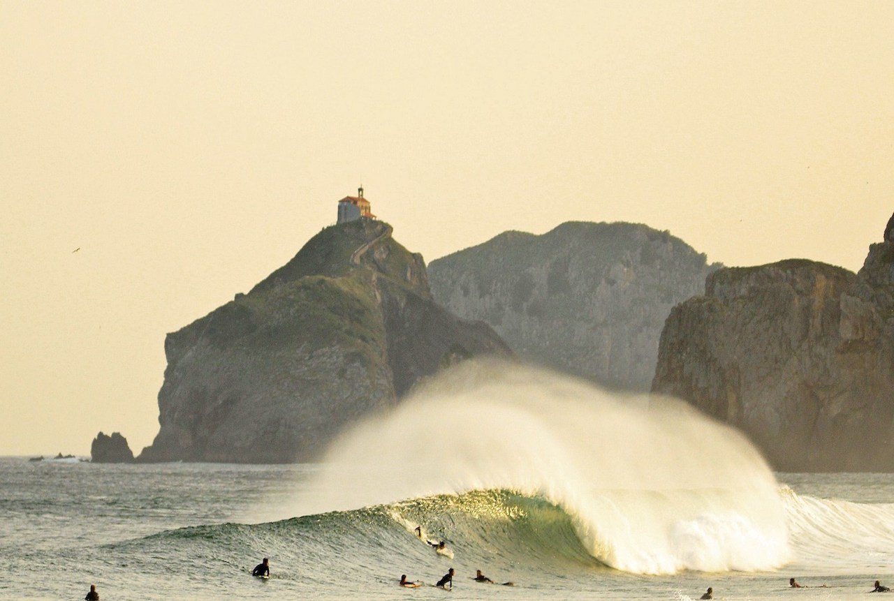 La espectacular playa de Mundaka llena de surfistas