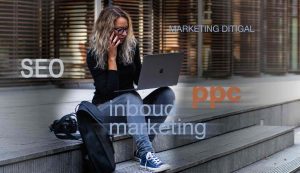 mujer delante de su portátil analizando los datos de su start-up sobre seo, sem, ppc, inboud-marketing...